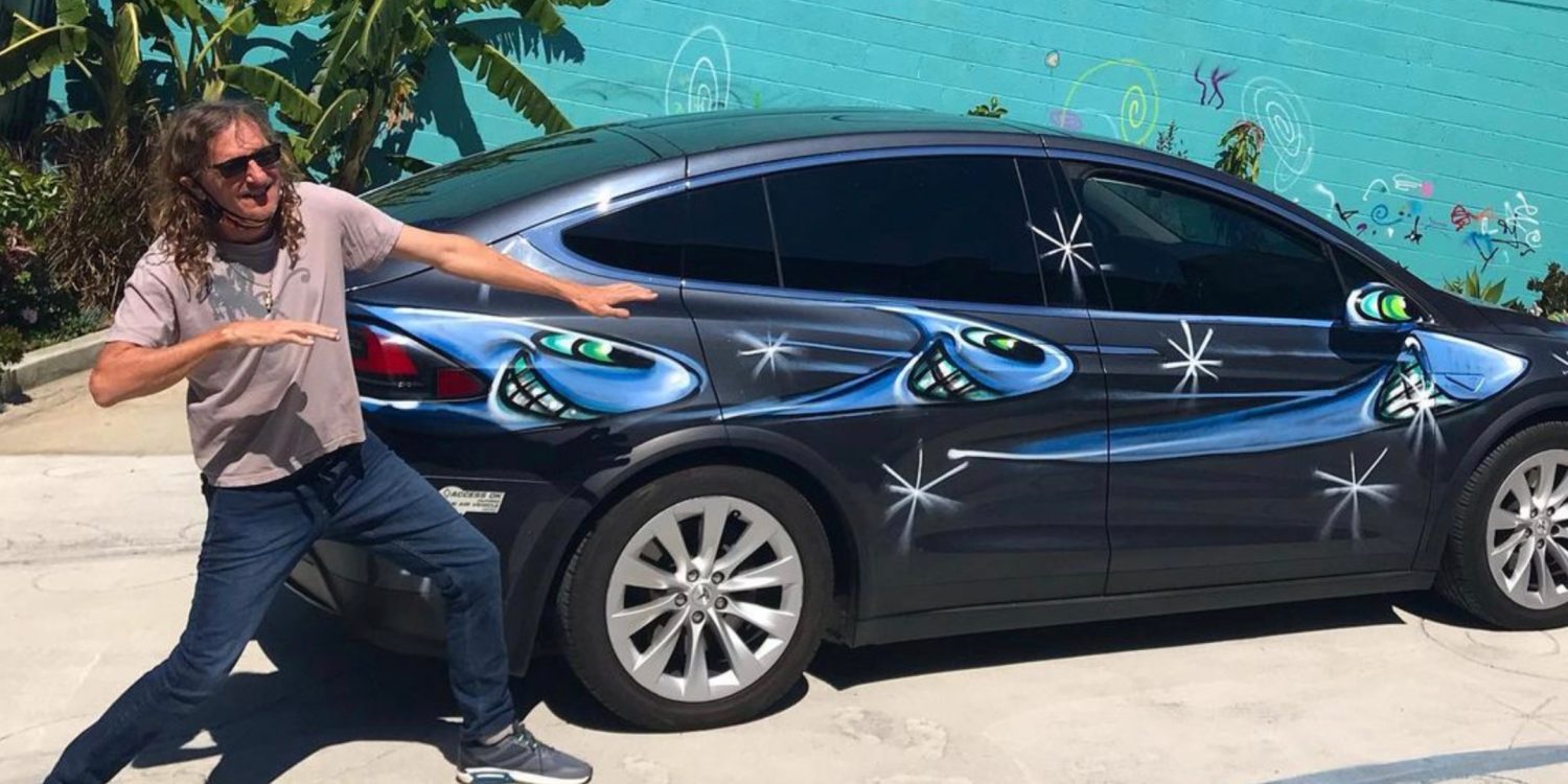 كيف تم تحويل "Tesla Model X" مستعملة إلى قطعة فنية بواسطة Kenny Scharf؟